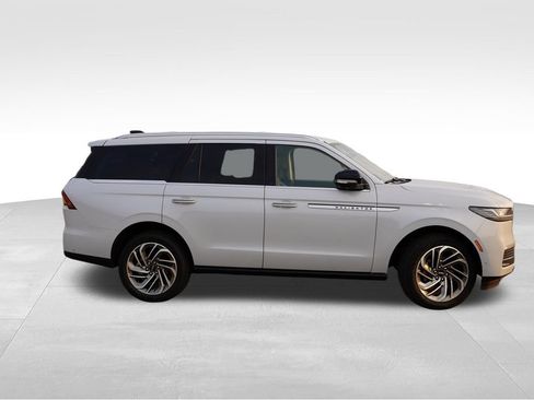 Used 2025 Lincoln Navigator Reserve AWD/4WD image 2