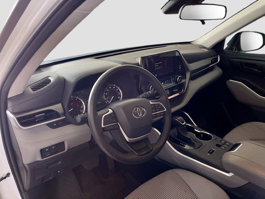 Used 2024 Toyota Highlander LE FWD image 9
