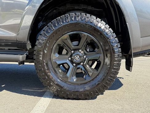 Used 2018 Toyota 4Runner SR5 AWD/4WD image 33