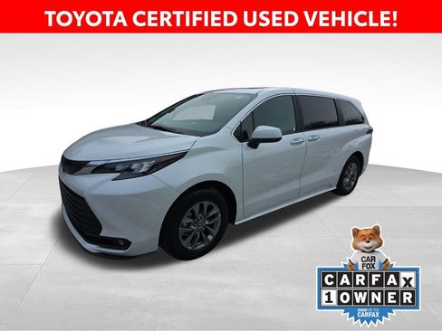 Certified 2025 Toyota Sienna XLE image 1