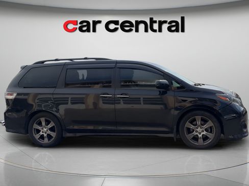 Used 2017 Toyota Sienna SE Premium FWD image 6