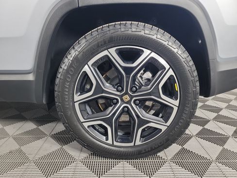 Used 2025 Rivian R1S Adventure Dual AWD/4WD image 10