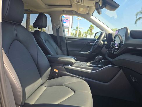 Certified 2025 Toyota Highlander XLE FWD image 11