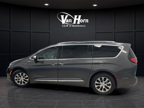 Used 2023 Chrysler Pacifica Pinnacle FWD image 4
