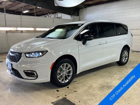 New 2026 Chrysler Pacifica Select image 3