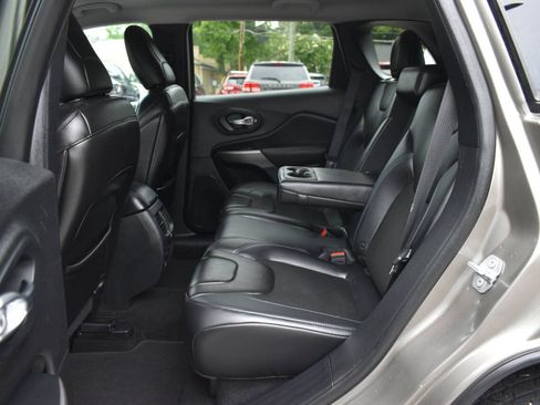 Used 2019 Jeep Cherokee Latitude Plus w/ Comfort/Convenience Group FWD image 9
