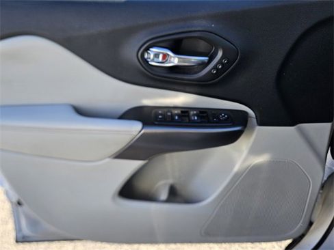 Used 2019 Jeep Cherokee Limited w/ Luxury Group image 30