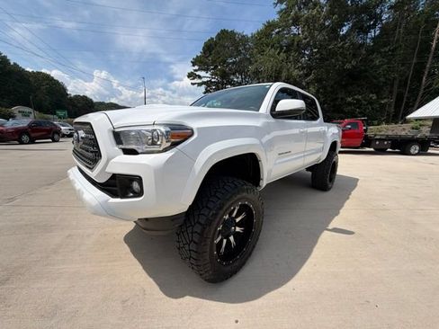 Used 2016 Toyota Tacoma TRD Sport w/ Towing Package AWD/4WD image 17