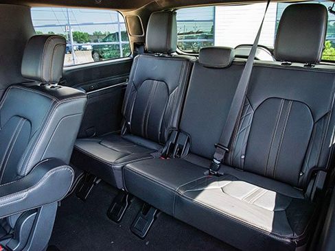 Used 2024 Ford Expedition Platinum image 18