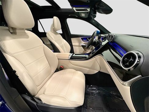 Used 2025 Mercedes-Benz GLC 300 4MATIC image 29