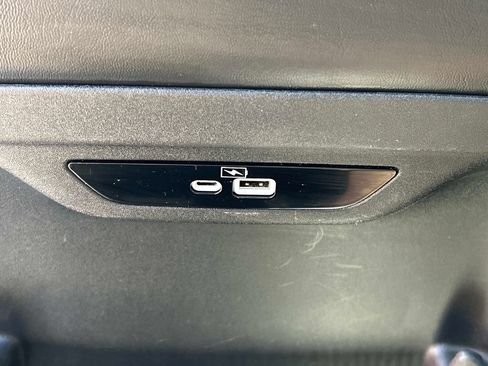 Used 2023 Chrysler Pacifica Limited FWD image 28