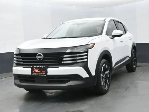 Used 2025 Nissan Kicks SV AWD/4WD image 1