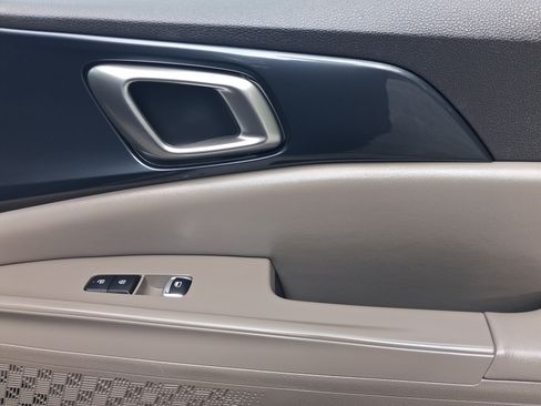 Used 2025 Kia Carnival FWD image 30