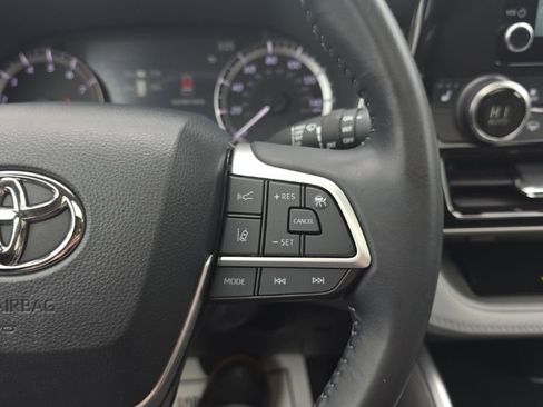 Used 2023 Toyota Highlander XLE image 27