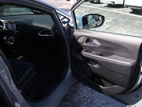 Used 2025 Chrysler Pacifica Select FWD image 29
