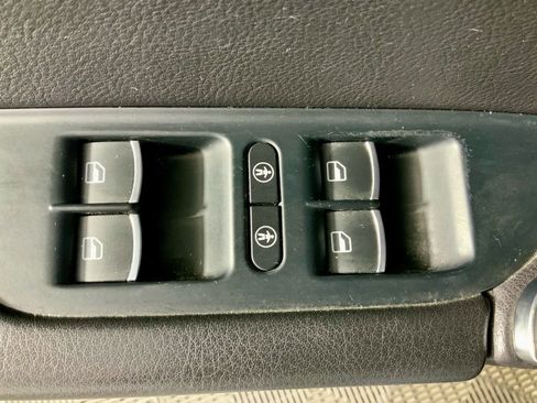 Used 2016 Volkswagen Touareg TDI image 21