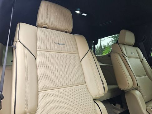 Used 2022 Cadillac Escalade Premium Luxury AWD/4WD image 13