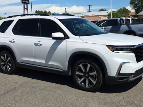 Used 2025 Honda Pilot Touring image 2