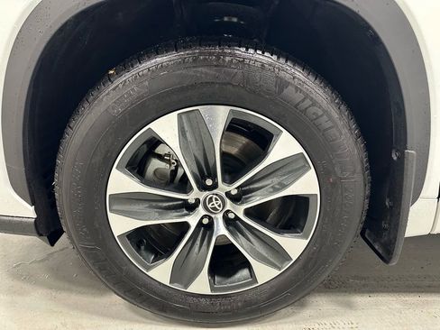 Used 2025 Toyota Highlander XLE image 65