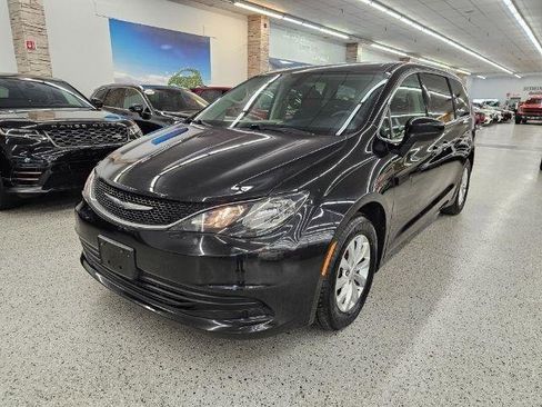 Used 2017 Chrysler Pacifica Touring w/ Tire & Wheel Group image 1