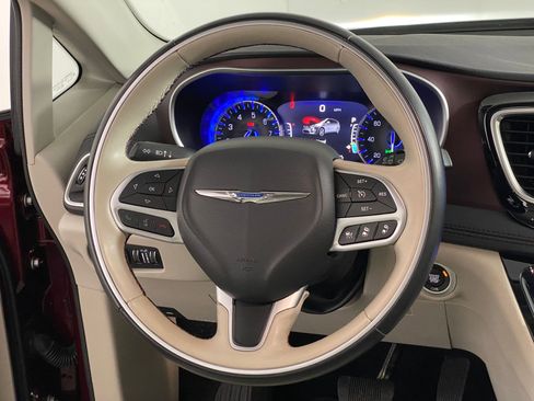 Used 2017 Chrysler Pacifica Limited image 17