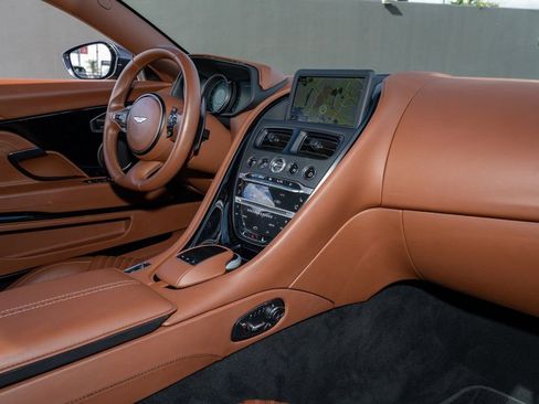 Used 2018 Aston Martin DB11 Coupe image 15