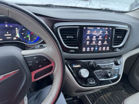 Used 2020 Chrysler Pacifica Limited image 17