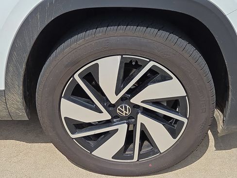 Used 2025 Volkswagen Atlas SE FWD image 3