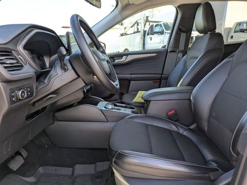 Certified 2025 Ford Escape SE image 21