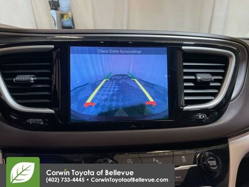 Used 2017 Chrysler Pacifica Touring-L image 18