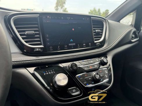 Used 2024 Chrysler Pacifica Limited FWD image 24