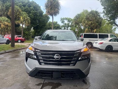 Used 2024 Nissan Rogue SV AWD/4WD image 3