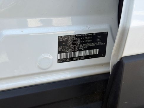 Used 2024 Toyota RAV4 XLE FWD image 30