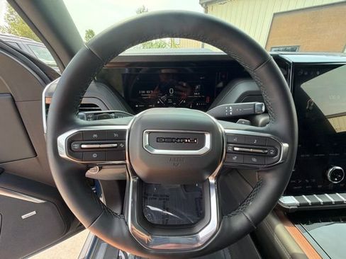 Used 2025 GMC Yukon Denali w/ Sun & Power Step Package AWD/4WD image 28