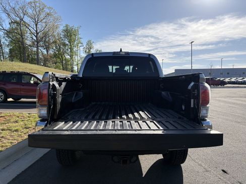 Used 2022 Toyota Tacoma TRD Off-Road AWD/4WD image 11