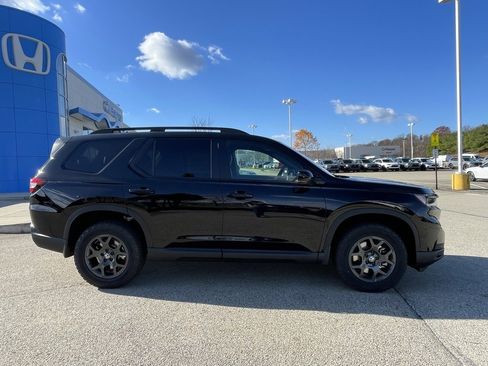 New 2025 Honda Pilot TrailSport image 2