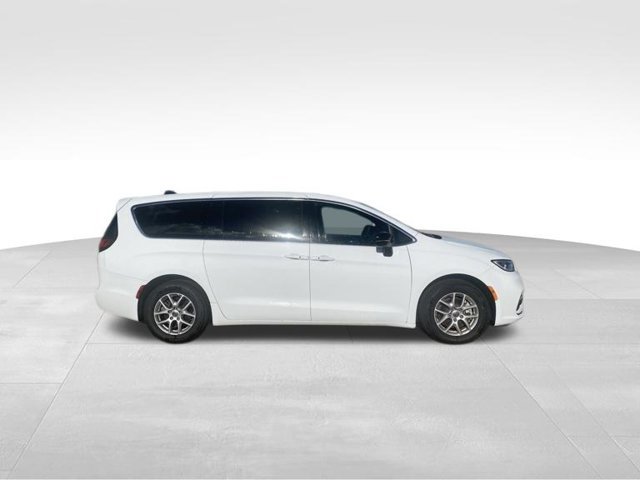 Used 2025 Chrysler Pacifica Select FWD image 3