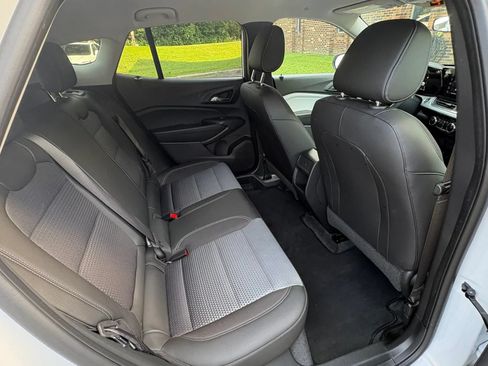 Used 2025 Chevrolet Trax LT FWD image 29