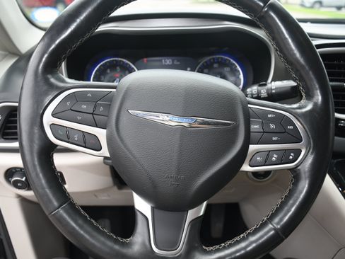 Used 2021 Chrysler Pacifica Touring-L FWD image 13