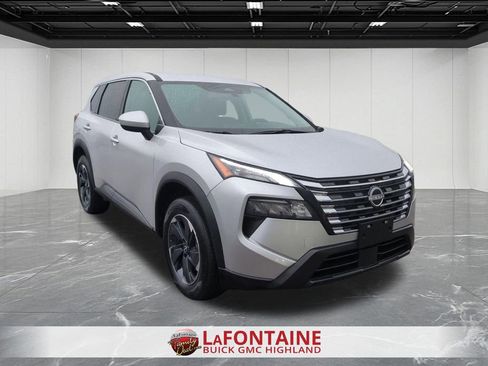 Used 2025 Nissan Rogue SV image 2