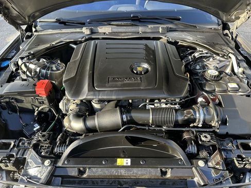 Used 2017 Jaguar XE Premium image 18