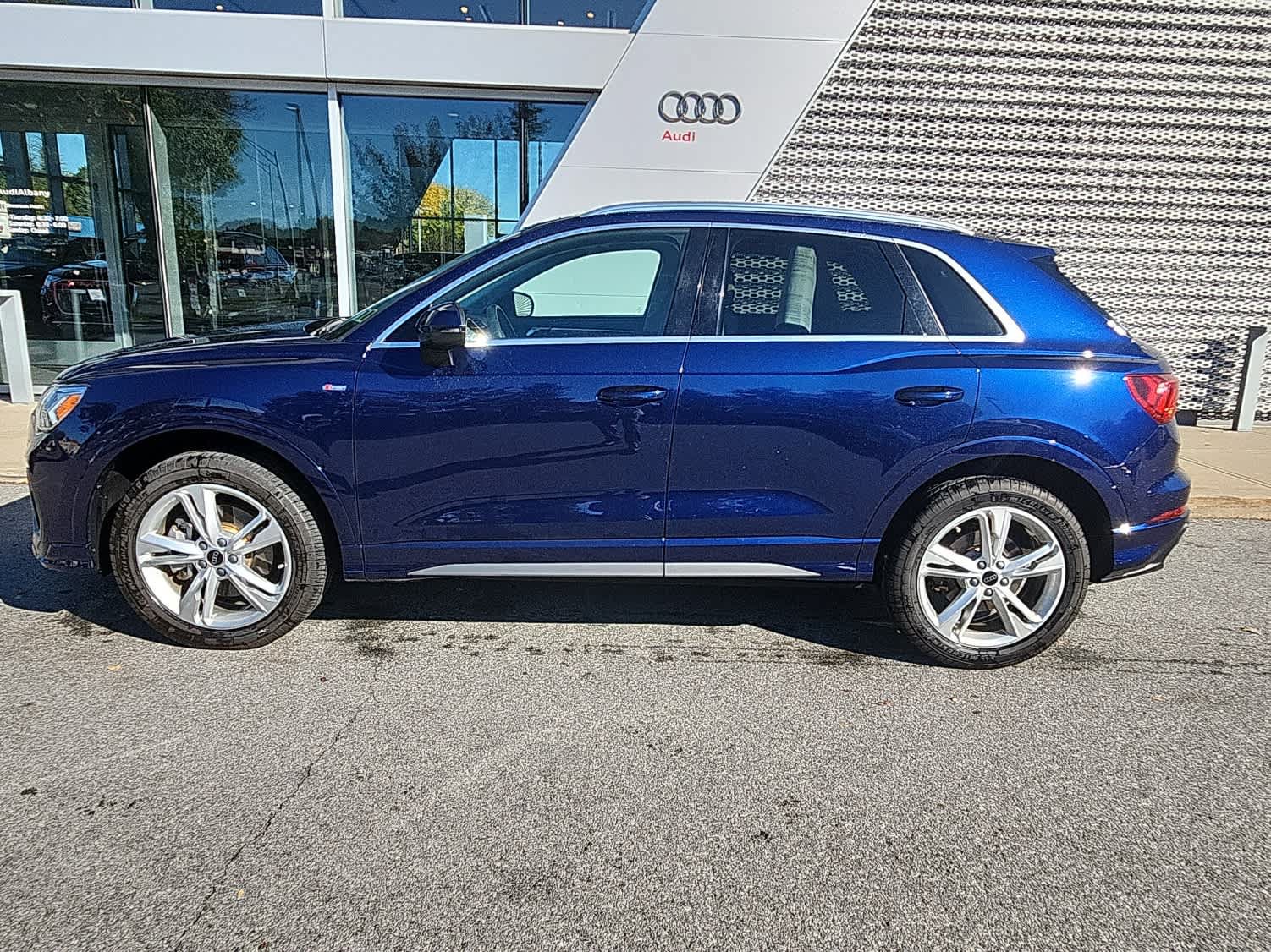 Used 2024 Audi Q3 2.0T Premium Plus AWD/4WD image 2