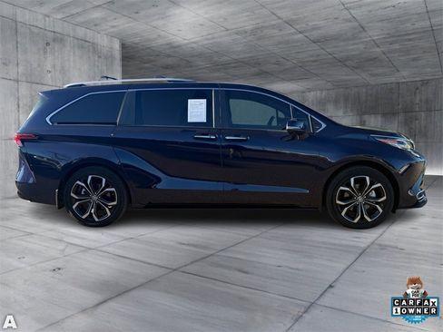 Used 2025 Toyota Sienna Platinum image 8