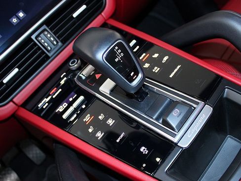 Used 2020 Porsche Cayenne image 18