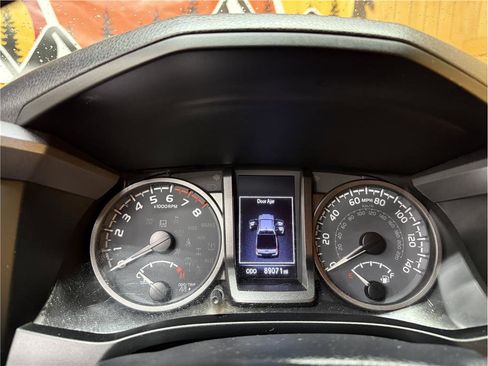 Used 2020 Toyota Tacoma TRD Off-Road w/ Technology Package image 29