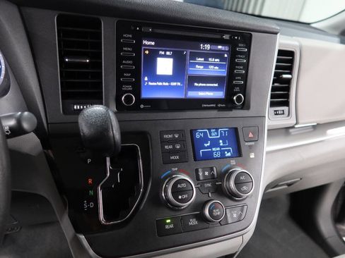 Used 2020 Toyota Sienna LE FWD image 24
