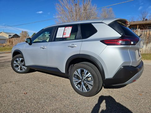 Used 2023 Nissan Rogue SV image 4