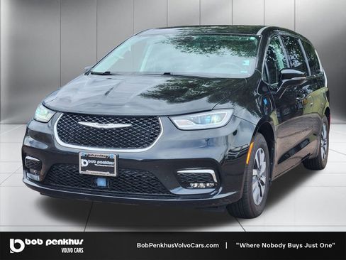 Used 2024 Chrysler Pacifica Limited FWD image 23