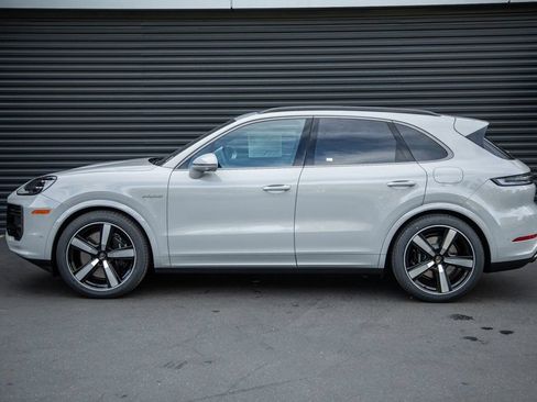 Used 2026 Porsche Cayenne Turbo AWD/4WD image 2