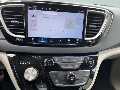 Used 2023 Chrysler Pacifica Touring-L image 10